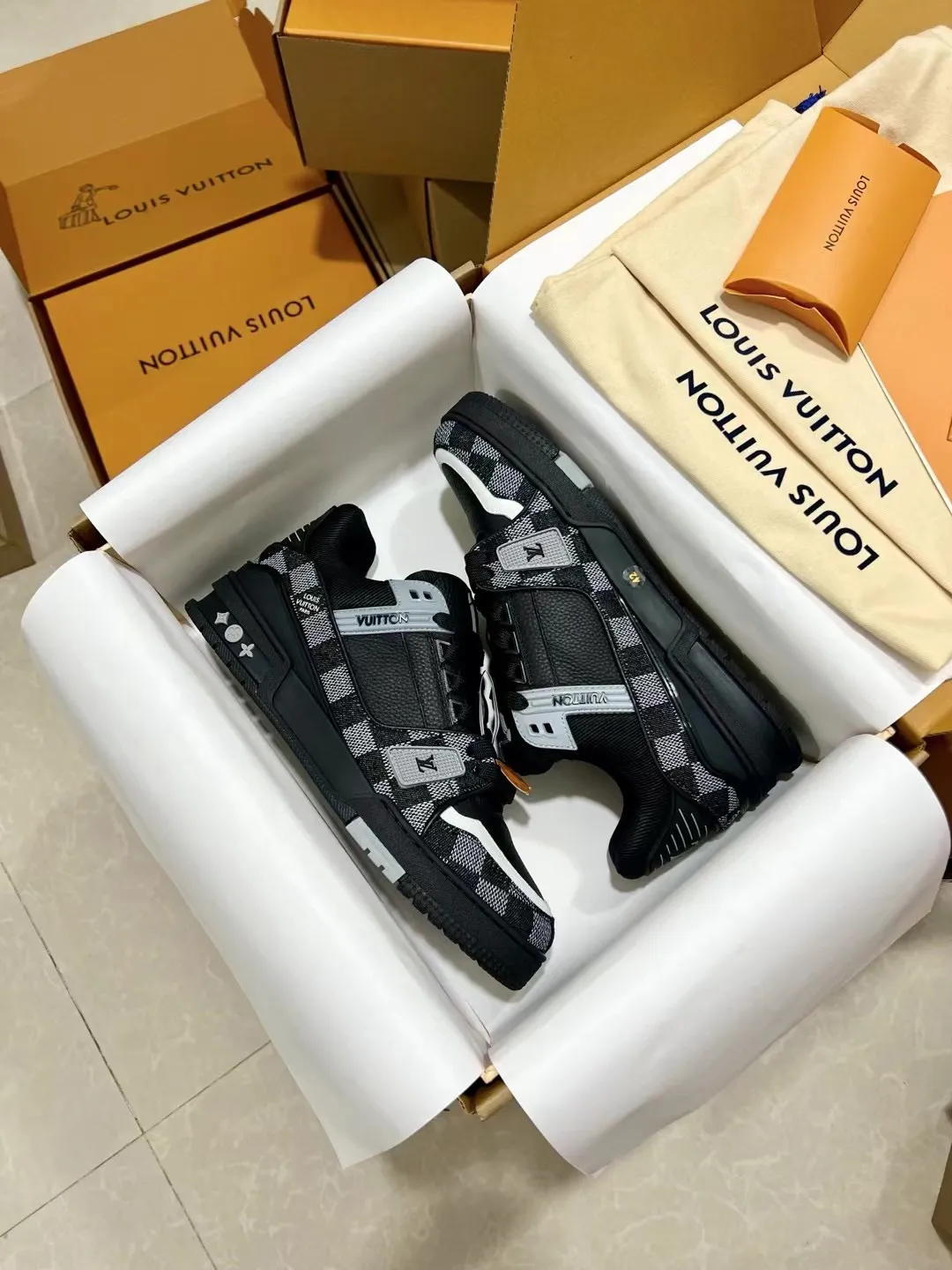 🚗Factory price: 840💰Male size# Dongguan top purchasing version LV trainer "Couple limited series casual sports basketball shoes, good-looking, handsome on the feet, every color is huge and beautiful! A must-have item for fashionistas🛍 Original custom-made embossed grained calfskin (non-market microfiber leather, everyone needs to distinguish!) Symmetrical old pattern washed denim; all accessories and accessories are customized according to the original 1:1 Even the color matching of the shoelaces is 1:1 customized. Many small designs must be original to be seen. The quality lies in the details! The original consistent chip tag can be purchased directly from the LV official website😏 Please look for our quality‼ ️Please pay attention to the market currency materials! Outdoor driver’s driving shoes🚗